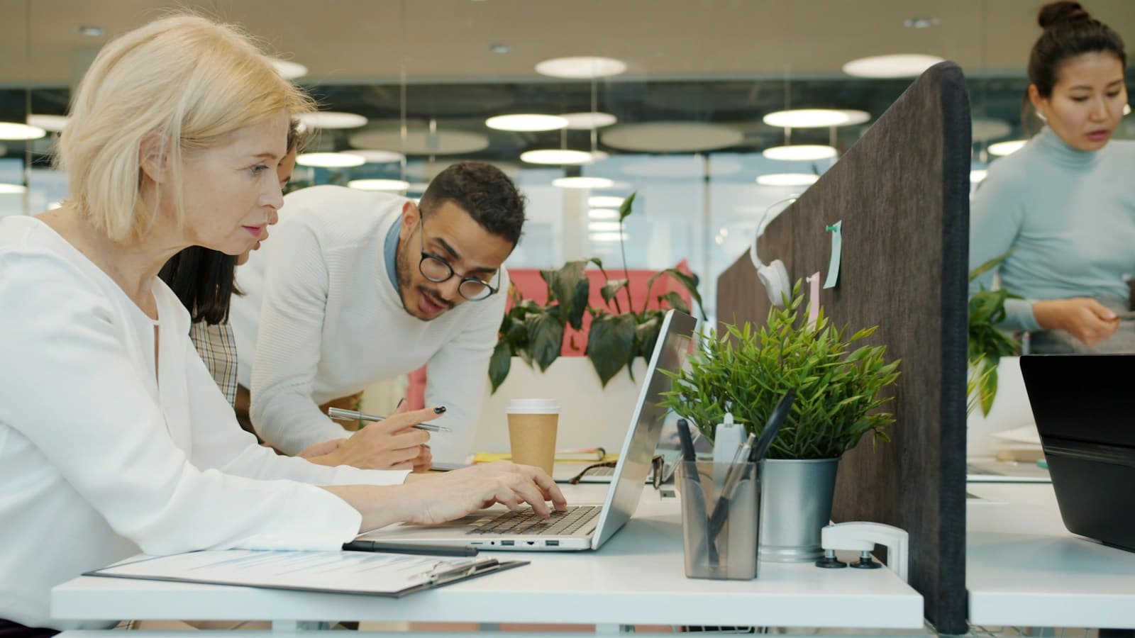 Deux collaborateurs travaillant ensemble devant un ordinateur portable