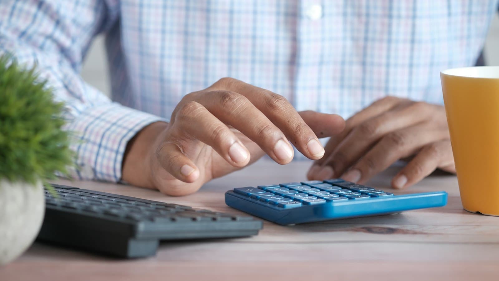 Une personne saisissant des chiffres sur une calculatrice
